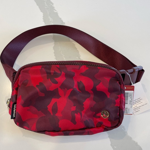Lululemon Everywhere Belt Bag Lunar Year Red Rabbits 1L - Picture 7 of 12